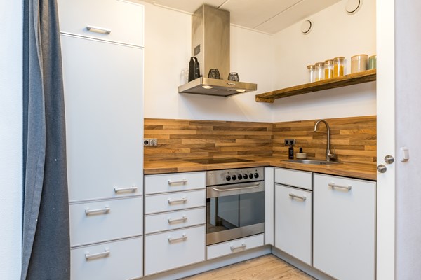 Foto - Te koop: Moderne instapklare drive-inwoning met garage, 3 slaapkamers, balkon met prachtig uitzicht en geheel bestraatte onderhoudsvriendelijke tuin met tuinkamer gelegen aan de rand van Heerlen.